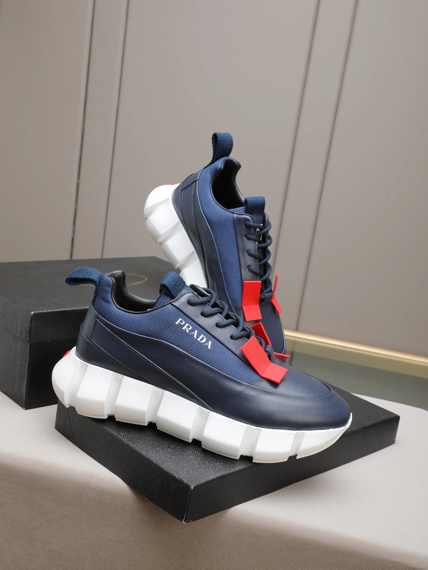 PP500 PRADA/Prada men's lace-up casual sports shoes, the upper is made of imported first-layer calfskin, soft, comfortable and breathable ➕ washed sheepskin lining! The tongue is decorated with the PRADA brand letter logo. The rubber thick sole echoes the red label tongue. The style is fashionable and elegant. The details are carefully crafted. A casual sports shoe with a super western style and excellent breathability!  Size: 38-44 (45 46 customized)